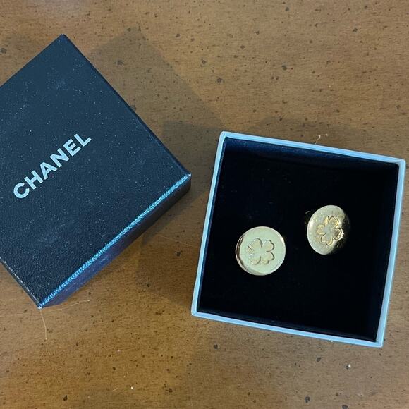 Chanel Vintage Four Leaf Clover Clip On Earrings - Picture 4 of 12